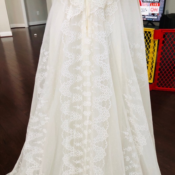 SOLD 🎈Lace Wedding Dress - Picture 10 of 16